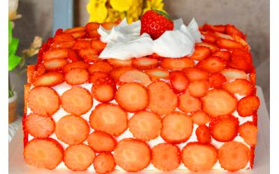 Fresh strawberries<br>草莓朵朵